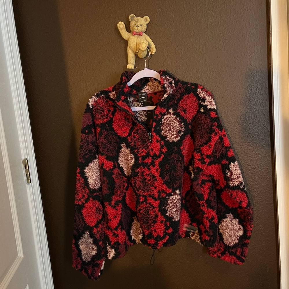 iets frans… red and black “snakeskin” women’s teddy jacket.
